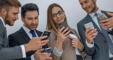 Grup iş insanların telefonlarında bir mesaj okuma