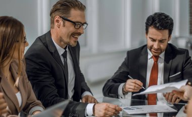 iş takım çalışma toplantısında mali sorunları tartışıyor