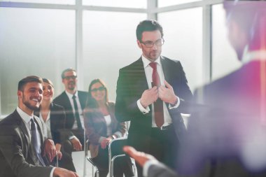 Proje yöneticisi iş ekibi için bir rapor hazırlıyor.