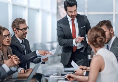 iş takım tartışarak yeni proje