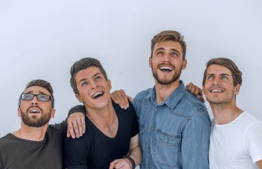 Grup bakarken mutlu genç