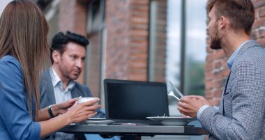 İş ekibi öğle yemeği görünümünde.