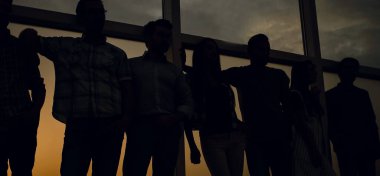 yaratıcı iş takım ayakta ofis pencere yakınındaki.