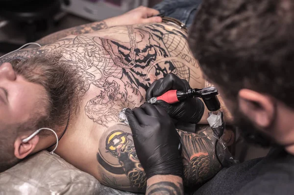 Mestre Mostra Tinta Tatuagem — Fotografia de Stock
