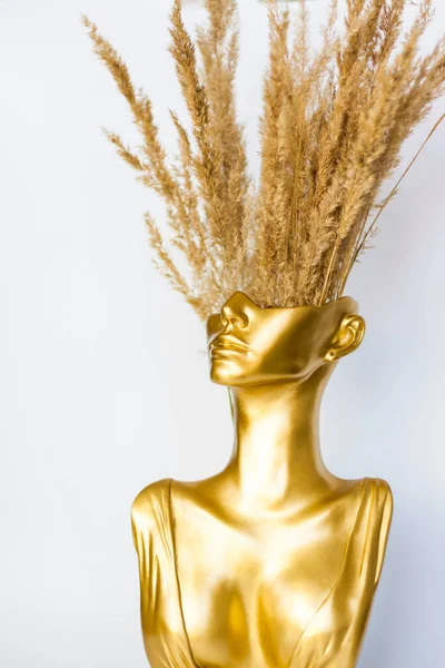 Meia Face Feminina Com Ramos Texturizados Figura Dourada Decoração Interiores — Fotografia de Stock