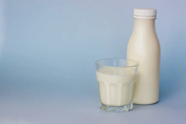 Склянка Пляшка Білого Молока Виділена Синьому Фоні Крупним Планом — стокове фото