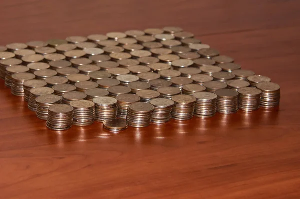 Μόσχα 2012 Πέντε Ρούβλια Νομίσματα Βρίσκονται Στο Τραπέζι Τακτοποιημένο Σωρούς — Φωτογραφία Αρχείου