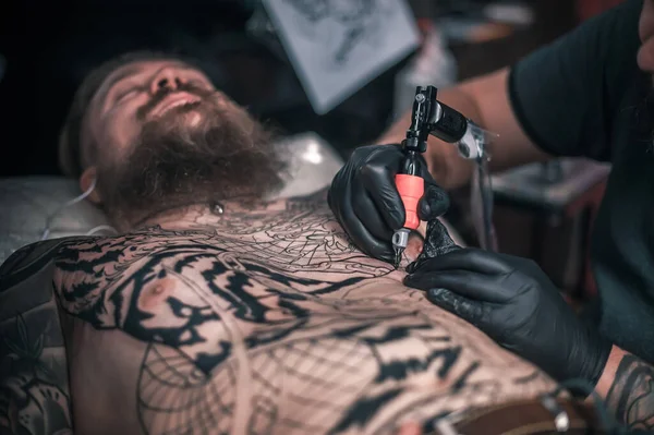 Tattooer Κάνει Δροσερό Τατουάζ Στο Σαλόνι — Φωτογραφία Αρχείου