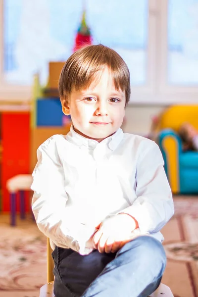 Elegantemente Vestido Con Una Camisa Blanca Niño Pequeño Está Sentado —  Fotos de Stock