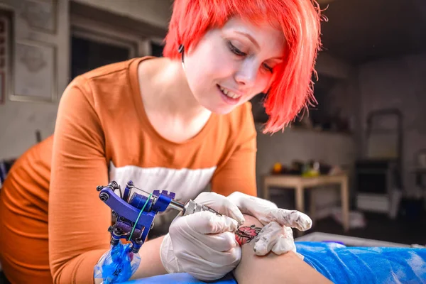 Tattoo Specialist Create Tattoo Tattoo Parlor — Stock Photo, Image