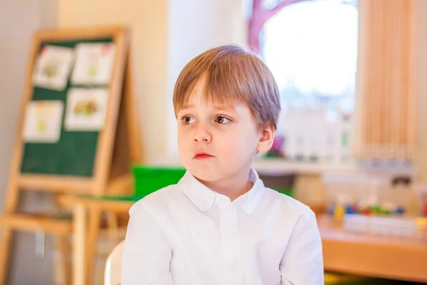 Elegancko Ubrany Białą Koszulę Mały Chłopiec Siedzi Klasie Lekcjach Portret — Zdjęcie stockowe