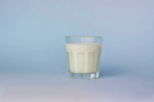 Bicchiere Latte Bianco Evidenziato Sfondo Blu Primo Piano — Foto Stock