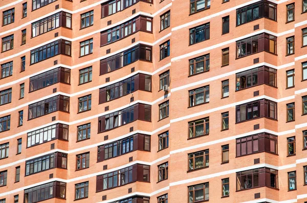 Widok Cegły Ściany Czerwony Nowoczesny Budynek Mieszkalny Oknami Balkonami Zbliżenie — Zdjęcie stockowe