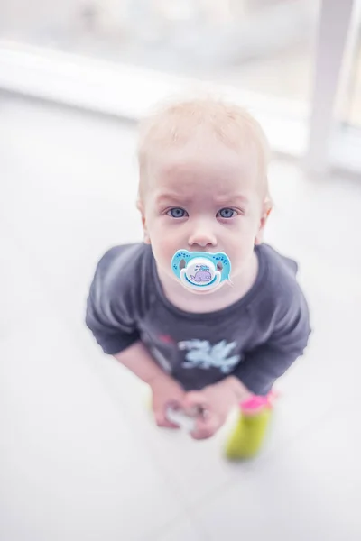 Schattig Baby Met Fopspeen Met Een Witte Achtergrond — Stockfoto