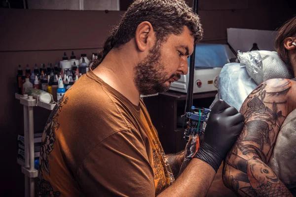 Tatuaggio Posa Nel Salone Del Tatuaggio — Foto Stock