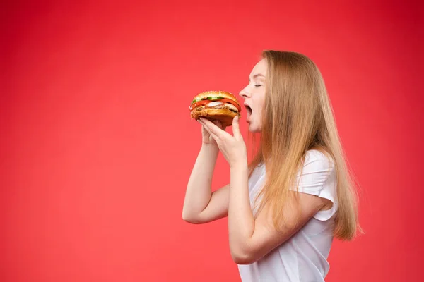 Портрет Красивой Молодой Модной Женщины Кусающей Свежий Аппетитный Сэндвич — стоковое фото