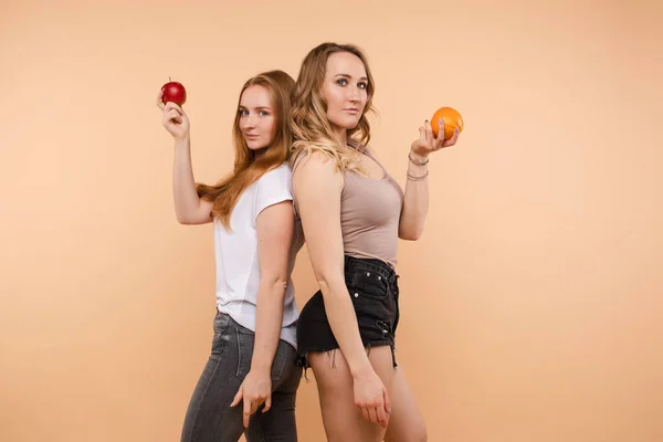 Две Спортивные Девушки Позируют Полезными Овощами Фруктами — стоковое фото