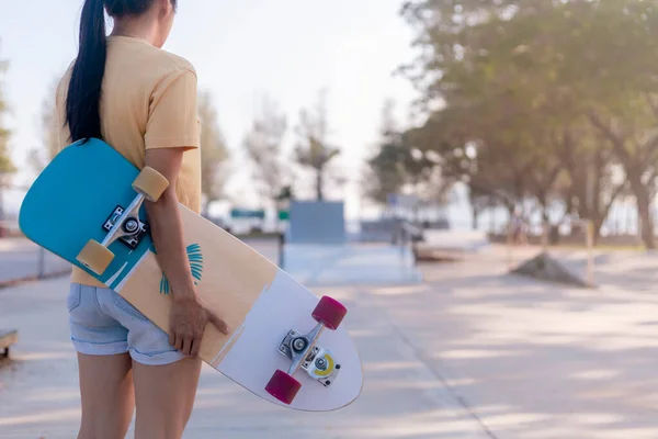 Nahaufnahme Junger Frauen Mit Skateboard Der Hand Surfskate Auf Der — Stockfoto
