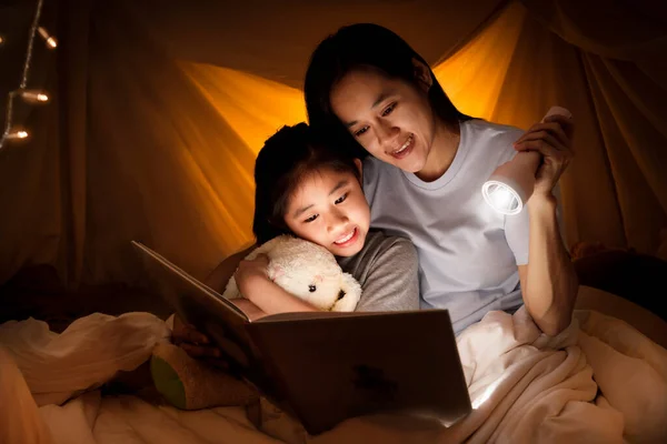 Familienkonzept Mutter Und Tochter Lesen Vor Dem Schlafengehen Gemeinsam Kinderzelt — Stockfoto