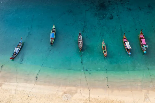 Alçak Gelgit Sırasında Kıyıdaki Balıkçı Teknelerinin Aşağı Bakan Hava Aracı — Stok fotoğraf