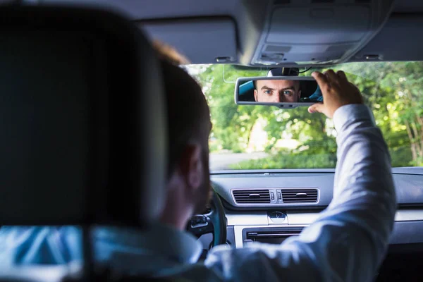 Man Zit Binnen Auto Aanpassen Achteruitkijkspiegel — Stockfoto
