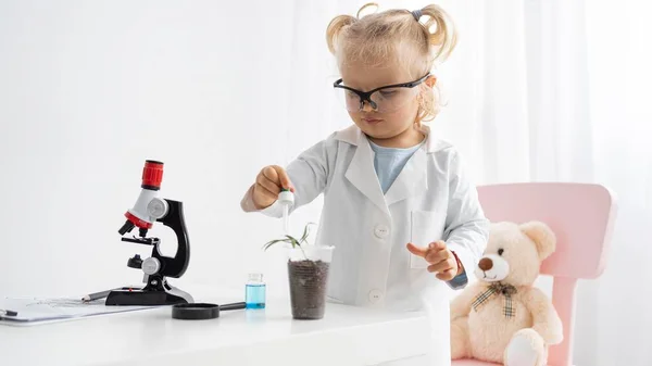 Önden Bakan Sevimli Çocuk Bitki Mikroskobuyla Bilimi Öğreniyor — Stok fotoğraf