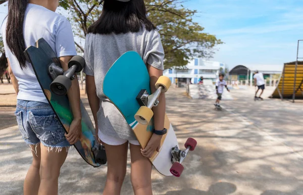 Δύο Κορίτσι Χέρι Κρατήσει Skateboard Skate Surf Στο Δημόσιο Skate — Φωτογραφία Αρχείου