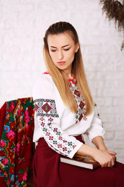 Young Beautiful Blond Woman Wearing Ethnic Style Embroidered Shirt Modern — Stock fotografie