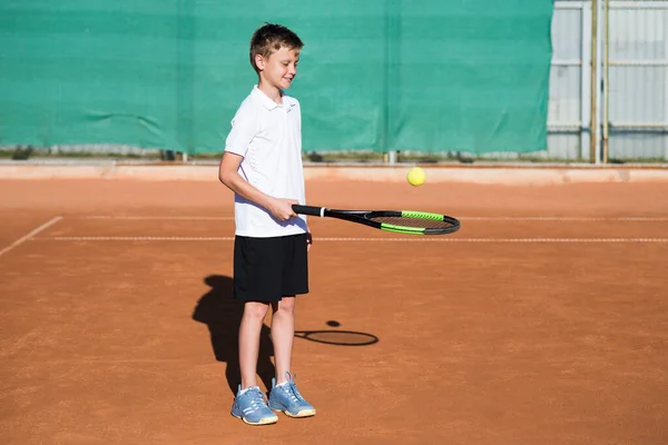 長いショットの子供テニスをする — ストック写真