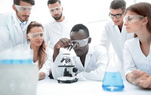 Grupo Jóvenes Científicos Que Trabajan Laboratorio Químico — Foto de Stock