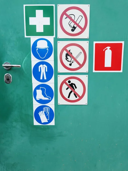 Знаки Безопасности Зеленой Двери Предупреждения — стоковое фото