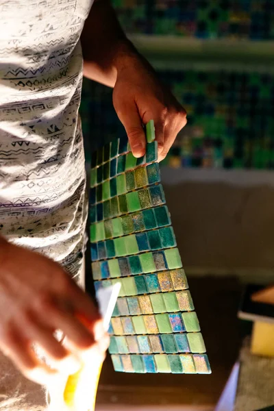 Trabalhador Aplicando Azulejos Mosaico Renovação Banheiro — Fotografia de Stock