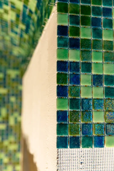 Duvarda Yeşil Mozaik Fayanslar Küçük Seramik Fayanslar — Stok fotoğraf