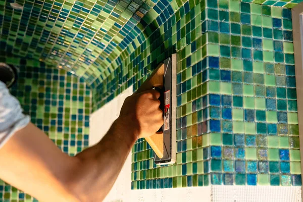 Trabalhador Aplicando Azulejos Mosaico Conceito Renovação — Fotografia de Stock