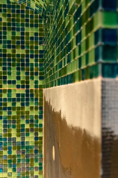 Yeşil Mozaikle Kaplı Duvar — Stok fotoğraf