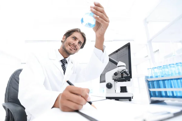 Scientist Analyzing Experiment Laboratory — Stock Photo, Image