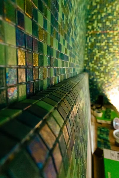 壁に近代的な緑のモザイクタイル バスルームのインテリアデザイン — ストック写真