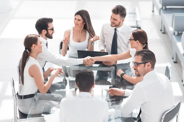 交渉の場での握手ビジネスパートナー — ストック写真