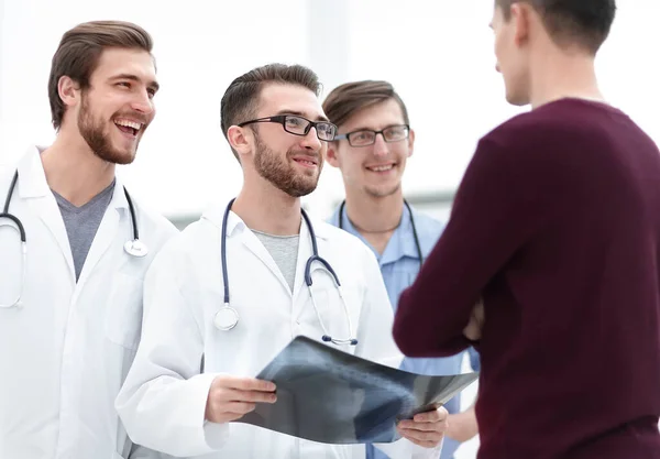 Doctor Gives Patient Ray — Stock Photo, Image