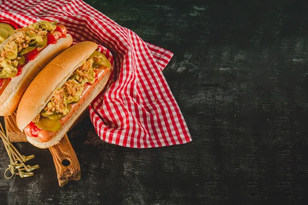 Donker Oppervlak Met Tafelkleed Twee Heerlijke Hotdogs — Stockfoto