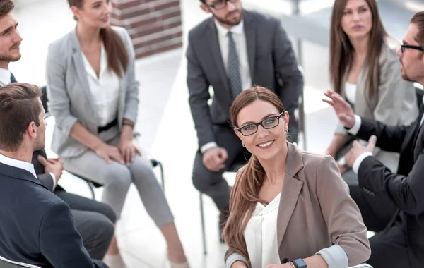 ビジネス チームの輪の中に座っているビジネス女性 — ストック写真