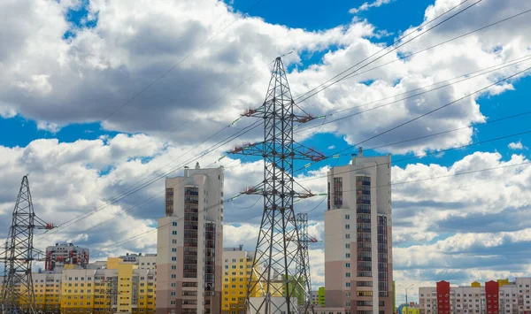 Líneas Eléctricas Ciudad Cerca Edificios Residenciales Contra Cielo Azul — Foto de Stock