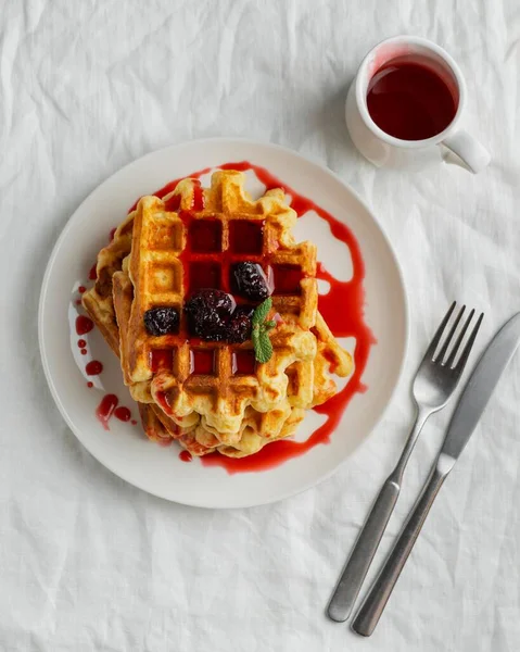 Üst Manzara Şuruplu Lezzetli Waffle Lar — Stok fotoğraf