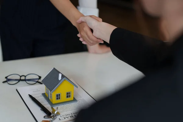 Customer Receives Wonderful Bargain Signing Contract Purchase Home Broker Customer — Fotografia de Stock
