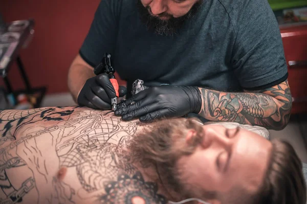 Mestre Tatuador Faz Uma Tatuagem Pele Estúdio Oficina — Fotografia de Stock