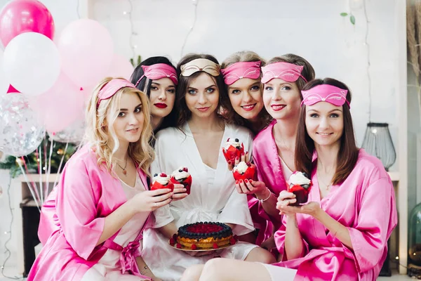 Csinos Lányok Rózsaszín Köntösben Álarcos Desszertekkel Menyasszonyi Záporokban — Stock Fotó