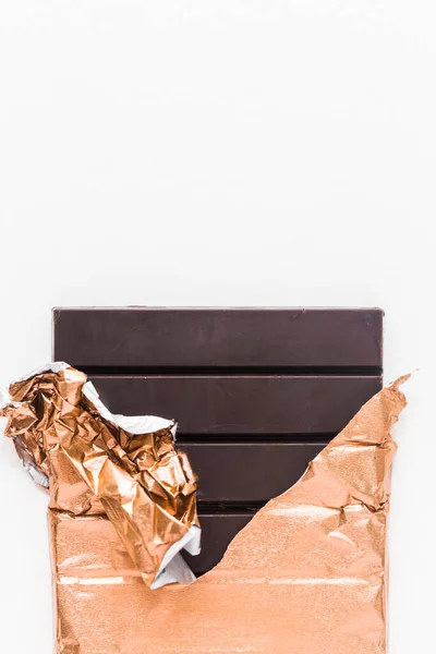 Vynikající Čokoládová Tyčinka Zabalené Zlaté Fólie Bílé Pozadí — Stock fotografie