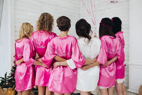 Подружки Невесты Розовых Шелковых Одеждах Словом Подружка Невесты Баке — стоковое фото