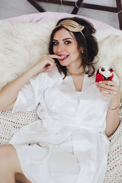 Γοητευτική Νύφη Φοράει Λευκή Ρόμπα Cupcake Στην Πολυθρόνα — Φωτογραφία Αρχείου