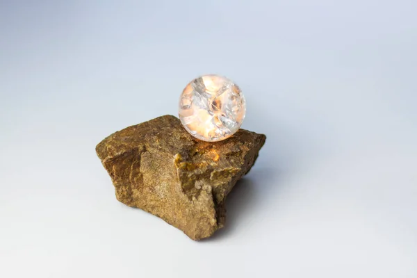 Eine Kristallkugel Auf Einem Stein Eine Glaskugel Wird Mit Lichtern — Stockfoto